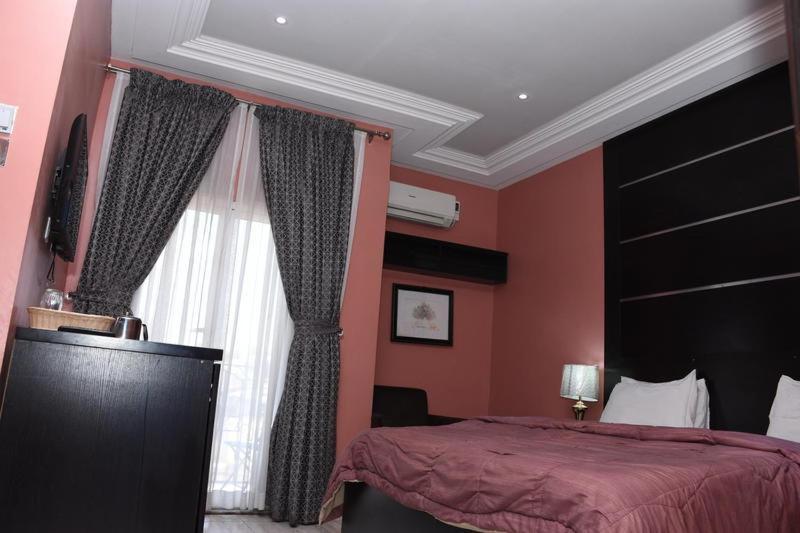Hard Break Hotel Enugu Exteriör bild